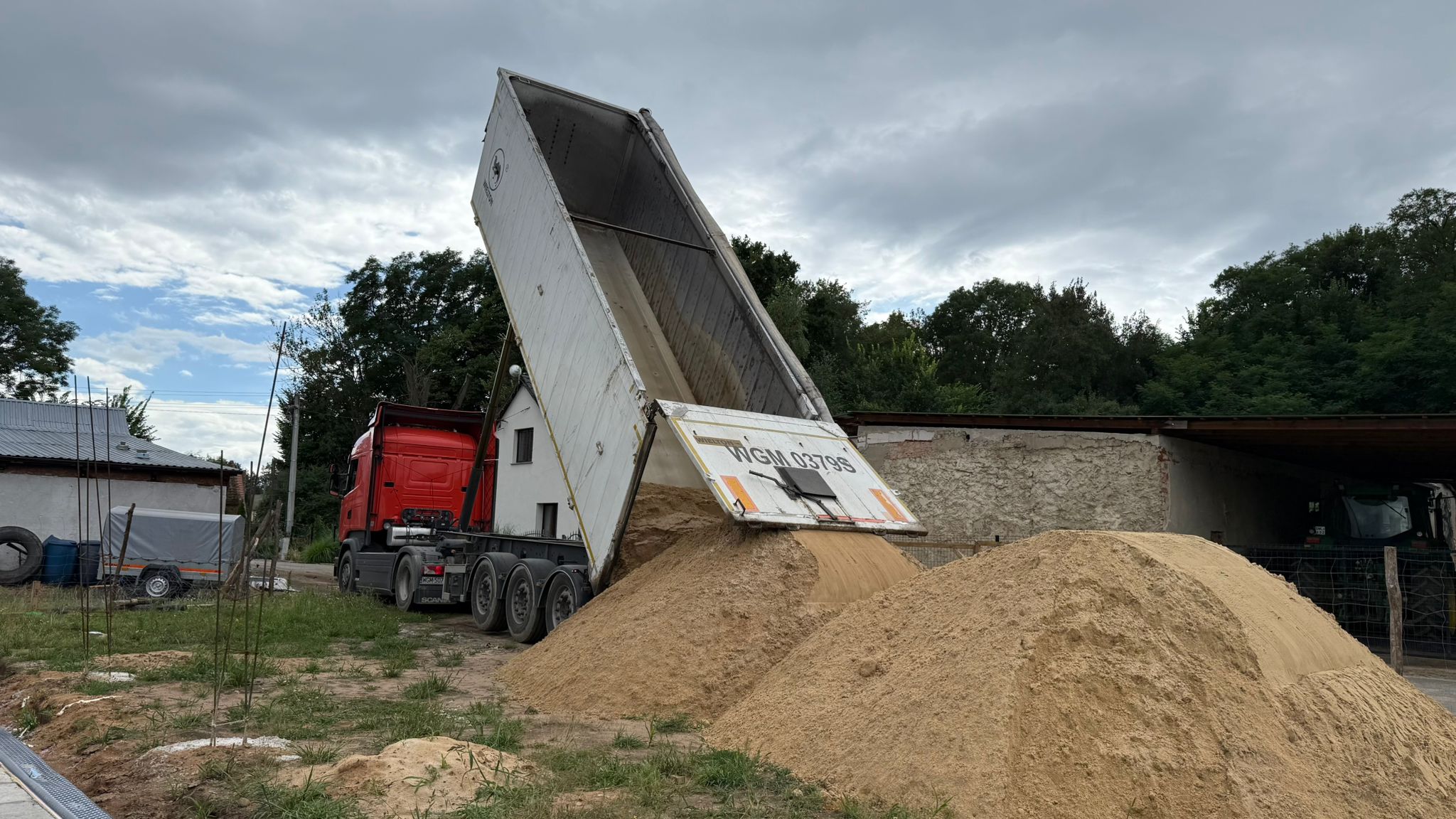 CzerwonyTir z wywrotką